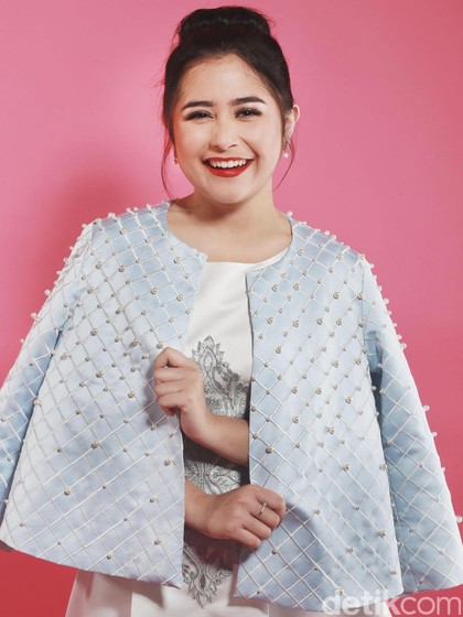 Prilly Latuconsina Ungkap Alasan Selalu Selfie dengan Miring ke Kiri Prilly Latuconsina Ungkap Alasan Selalu Selfie dengan Miring ke Kiri
