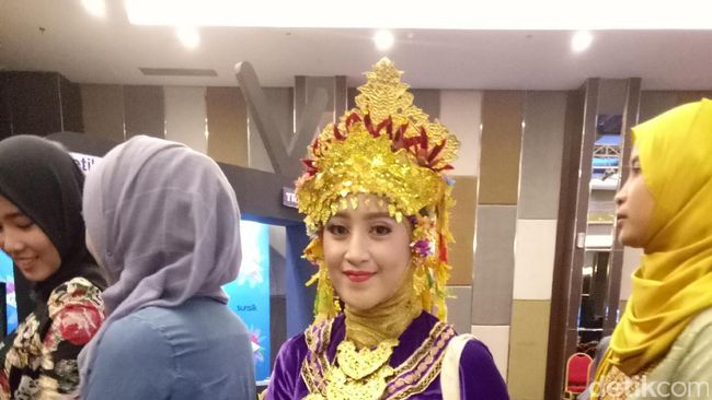 Foto Cantiknya Ayuk ayuk Palembang Kreasikan Baju Adat  