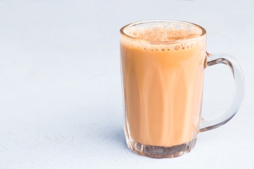 Dituang dengan Dua Cangkir Teh Ini Dikenal Sebagai Teh Tarik Dituang dengan Dua Cangkir Teh Ini Dikenal Sebagai Teh Tarik