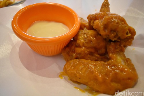 Hooters Jakarta: Mencicip Chicken Wings Enak Bersama Hooters Girl Sexy Hooters Jakarta: Mencicip Chicken Wings Enak Bersama Hooters Girl Sexy