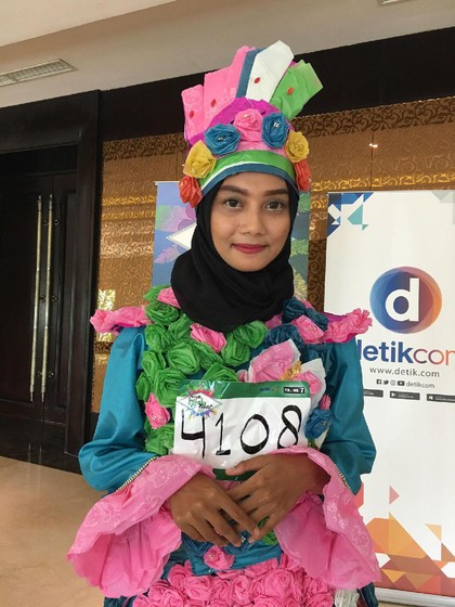 Unik Calon Perawat Ini Pakai Gaun  dari  Plastik  Bekas di 