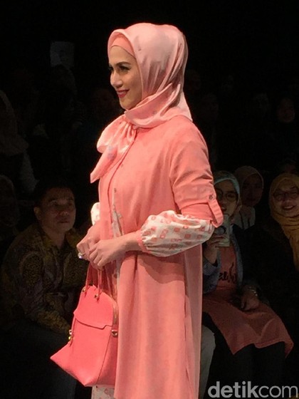 Foto: Cantiknya Marini Zumarnis dengan Hijab Peach di Show 