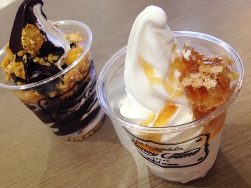 Honey Creme : Enaknya Soft Ice Cream Vanilla Topping Sarang Lebah Gaya Korea Honey Creme : Enaknya Soft Ice Cream Vanilla Topping Sarang Lebah Gaya Korea