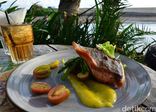 La Laguna: Semilir Angin Mengiringi Santapan Salmon yang Gurih Mantap La Laguna: Semilir Angin Mengiringi Santapan Salmon yang Gurih Mantap