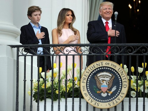 Viral, Momen Melania Trump Senggol Donald Trump saat Nyanyi Lagu Kebangsaan Viral, Momen Melania Trump Senggol Donald Trump saat Nyanyi Lagu Kebangsaan