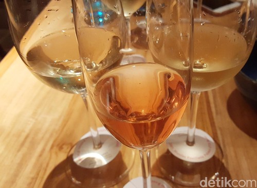 Ups! Pramugari Ini Ketahuan Menuang Kembali Sisa Champagne ke Botolnya Ups! Pramugari Ini Ketahuan Menuang Kembali Sisa Champagne ke Botolnya