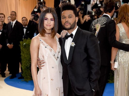 The Weeknd Mesra-mesraan dengan Adriana Lima dan Irina Shayk The Weeknd Mesra-mesraan dengan Adriana Lima dan Irina Shayk