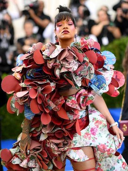 Rihanna Kembali Tampil Heboh di Karpet Merah Met Gala 2017 Rihanna Kembali Tampil Heboh di Karpet Merah Met Gala 2017