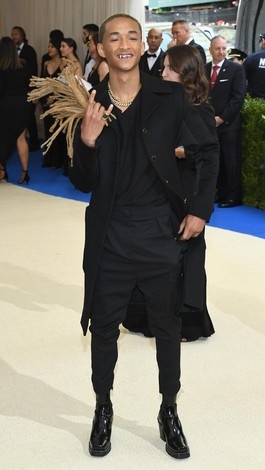 Foto: Uniknya Gaya Jaden Smith Pakai Sepatu Heels dan Mantel Wanita Foto: Uniknya Gaya Jaden Smith Pakai Sepatu Heels dan Mantel Wanita