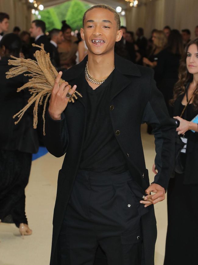 Foto: Uniknya Gaya Jaden Smith Pakai Sepatu Heels dan 