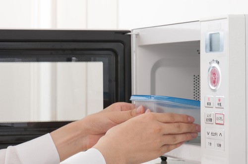 Bolehkah Memanaskan Makanan Dalam Wadah Plastik di Microwave 