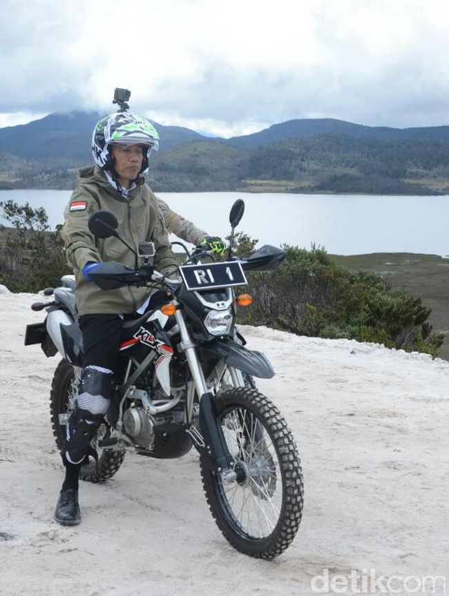 Viral Jaket Jokowi saat Naik Motor  Trail di Papua