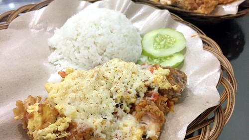 Geprek Bensu: Pedas Menyengat! Ayam Geprek Berselimut Sambal Rawit Level 5 Geprek Bensu: Pedas Menyengat! Ayam Geprek Berselimut Sambal Rawit Level 5