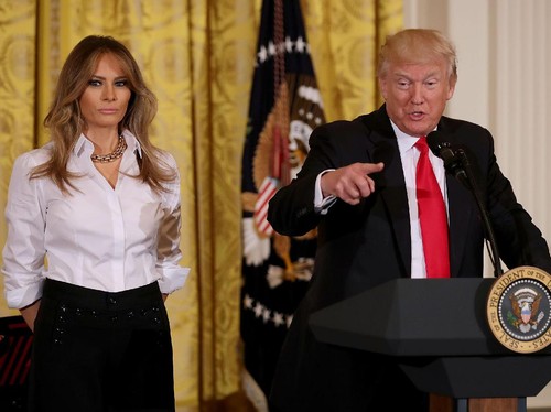 Jarang Terlihat, Saat Melania Trump Stylish Pakai Kemeja dan Celana Panjang