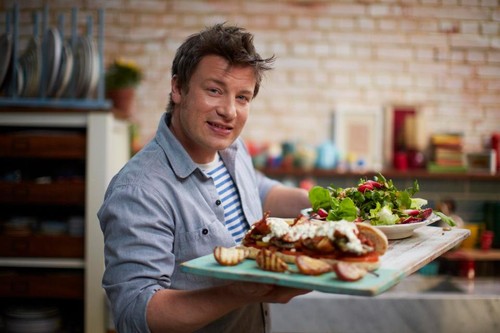 Bantu Korban Kebakaran London, Jamie Oliver Beri Makanan Gratis di Restorannya Bantu Korban Kebakaran London, Jamie Oliver Beri Makanan Gratis di Restorannya