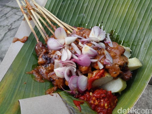 Sate Mbah Sutris: Sedap Mantap! Sate Sapi Berbumbu Manis 