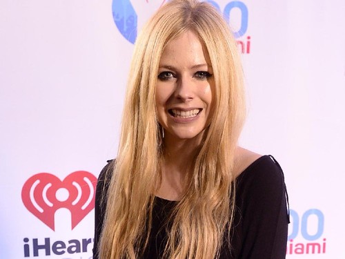 Avril Lavigne Kepergok Gandengan Tangan dengan Produser Musik, Pacar Baru? Avril Lavigne Kepergok Gandengan Tangan dengan Produser Musik, Pacar Baru?