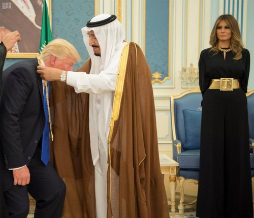 Tiba di Arab Saudi, Melania Trump Tampil Tanpa Kerudung