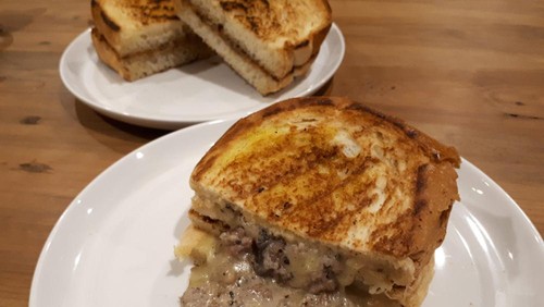 Roti Eneng: Ada Creamy Grilled Cheese dan Pasta Bertabur Teri yang Gurih Roti Eneng: Ada Creamy Grilled Cheese dan Pasta Bertabur Teri yang Gurih