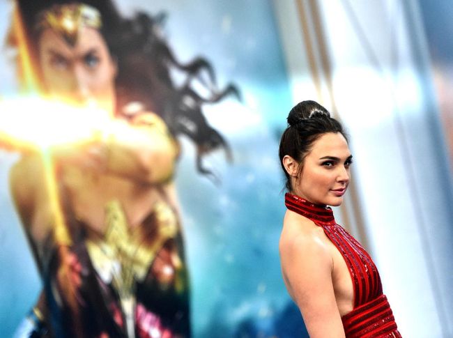 Foto Gal Gadot Seksi Bergaun Merah Di Premiere Wonder Woman