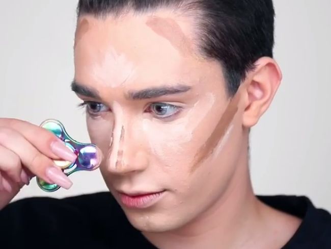 Beauty Blogger Pakai Fidget Spinner Sebagai Alat Makeup 