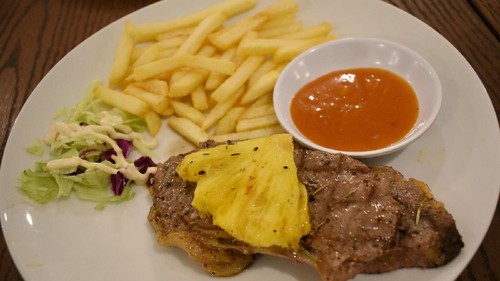 Bandros Bistro: Menyantap Sirloin Steak dengan Paduan Nanas dan Saus BBQ Bandros Bistro: Menyantap Sirloin Steak dengan Paduan Nanas dan Saus BBQ