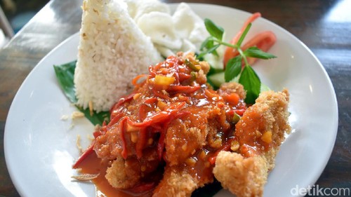 Summerbird: Mantap! Nasi Ayam Garo Rica Berlumur Saus Merah yang Pedas Summerbird: Mantap! Nasi Ayam Garo Rica Berlumur Saus Merah yang Pedas