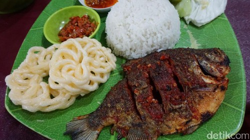 Mail Lesehan: Pedas Mantap, Bawal Bakar Berpadu dengan Sambal Gobyos! Mail Lesehan: Pedas Mantap, Bawal Bakar Berpadu dengan Sambal Gobyos!