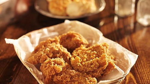 Iklan Resto Halal Ini Hanya Tampilkan Gambar Fried Chicken Saat Jam Buka Puasa Iklan Resto Halal Ini Hanya Tampilkan Gambar Fried Chicken Saat Jam Buka Puasa
