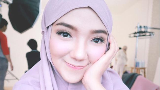 Foto Jilbab Instan Seperti Ini yang Tren Dipakai Selebgram