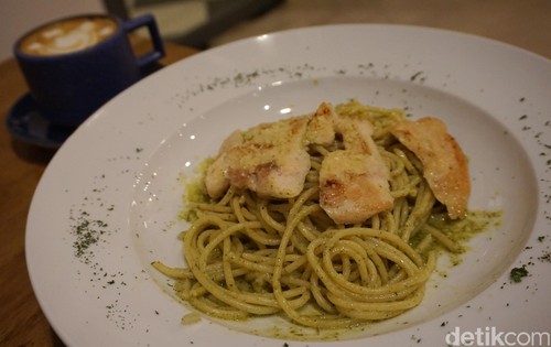 Dua Coffee Shop: Bersantai Sambil Menikmati Cappuccino dan Pasta Verdo Dua Coffee Shop: Bersantai Sambil Menikmati Cappuccino dan Pasta Verdo