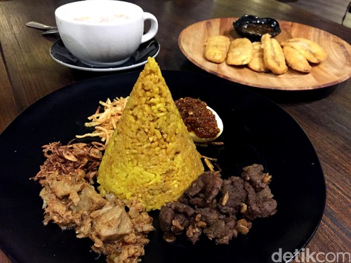 Papoea: Sedapnya Nasi Kuning Ikan Tuna Disantap dengan Pisang Sambal Roa Papoea: Sedapnya Nasi Kuning Ikan Tuna Disantap dengan Pisang Sambal Roa