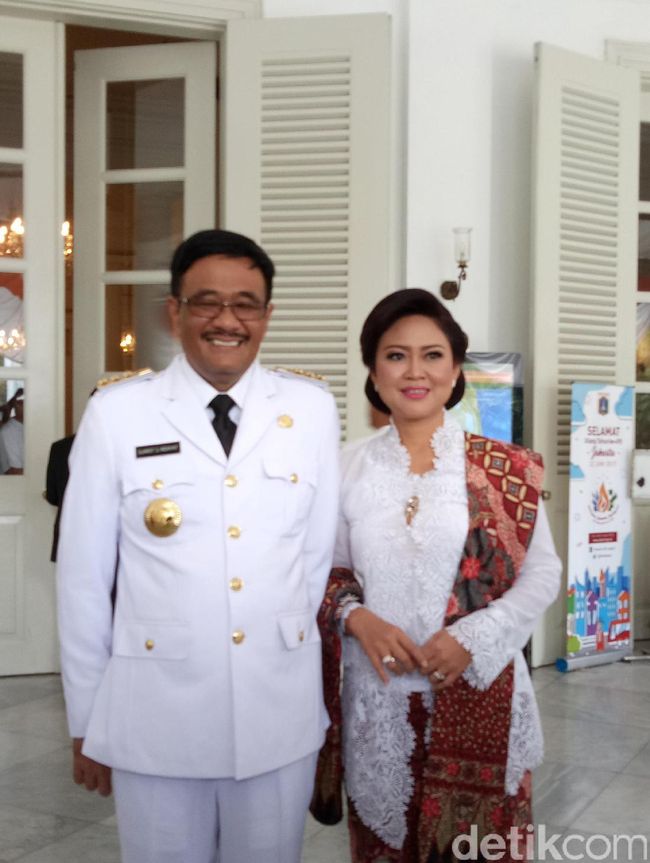 Happy Djarot Cantik Berkebaya Putih saat Pelantikan 