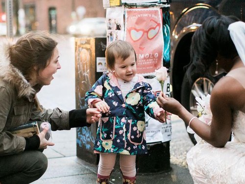So Sweet! Impian Gadis Kecil Bertemu Putri Raja Akhirnya Terwujud di Trotoar So Sweet! Impian Gadis Kecil Bertemu Putri Raja Akhirnya Terwujud di Trotoar