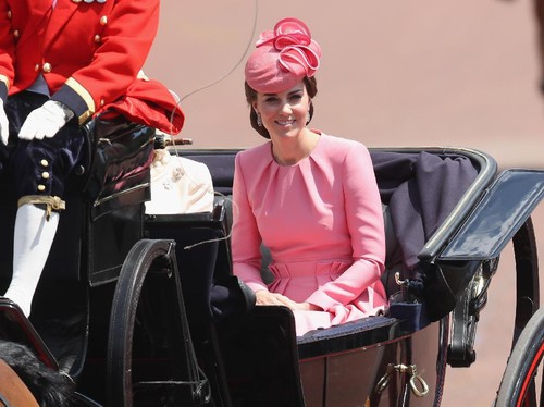 Foto: Cantiknya Kate Middleton Pakai Gaun Pink Naik Kereta Kuda Foto: Cantiknya Kate Middleton Pakai Gaun Pink Naik Kereta Kuda