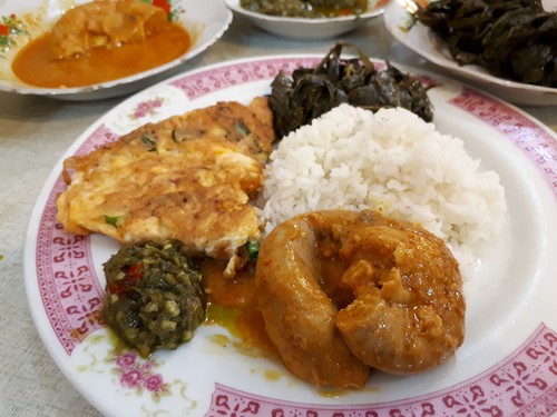 Sabana Nasi Kapau: Lamak Nian! Gulai Tambusu dan Dendeng Renyah untuk Buka Puasa Sabana Nasi Kapau: Lamak Nian! Gulai Tambusu dan Dendeng Renyah untuk Buka Puasa
