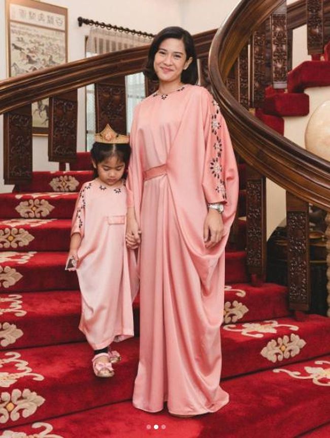 Inspirasi Tampil Berbaju Kembar Bareng Anak ala Selebriti Inspirasi Tampil Berbaju Kembar Bareng Anak ala Selebriti