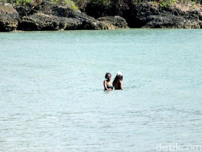 Spotted! Putri Obama Seksi Berbikini di Pantai Jimbaran