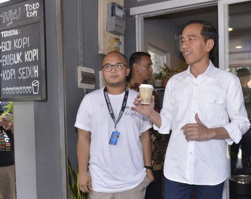 Mampir ke Kopi Tuku, Presiden Jokowi Ngopi Kopi Susu Tetangga Mampir ke Kopi Tuku, Presiden Jokowi Ngopi Kopi Susu Tetangga