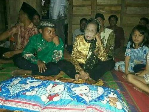 ABG Nikahi Nenek 71 Tahun, Psikolog Singgung Cinta Batiniah Vs Badaniah ABG Nikahi Nenek 71 Tahun, Psikolog Singgung Cinta Batiniah Vs Badaniah