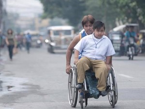 Viral, Kisah Inspiratif Ayah Antarkan Anak ke Sekolah Pakai Kursi Roda