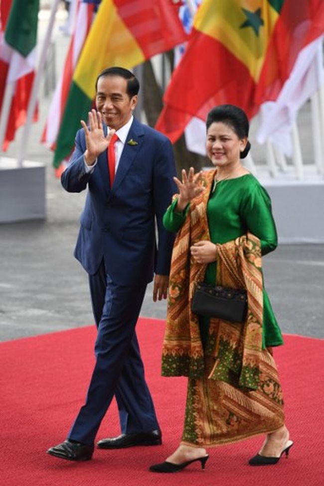 Ini Model Baju  Andalan Iriana  Jokowi  Saat Temui Tamu 