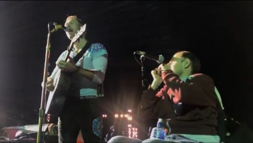 Bikin Iri! Pria di Kursi Roda Ini Ikut Manggung Bareng Coldplay Bikin Iri! Pria di Kursi Roda Ini Ikut Manggung Bareng Coldplay