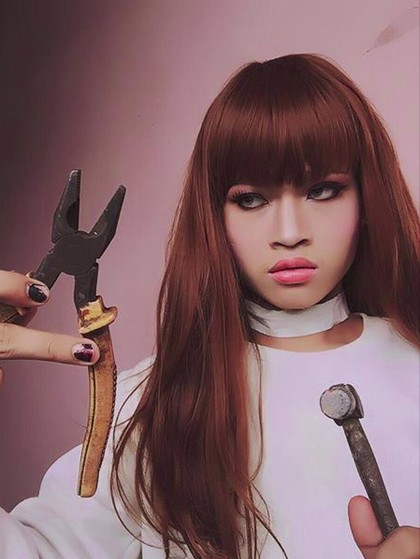 Gila, Pria Ini Makeup Pakai Kuas Cat Dinding Hingga Palu Gila, Pria Ini Makeup Pakai Kuas Cat Dinding Hingga Palu