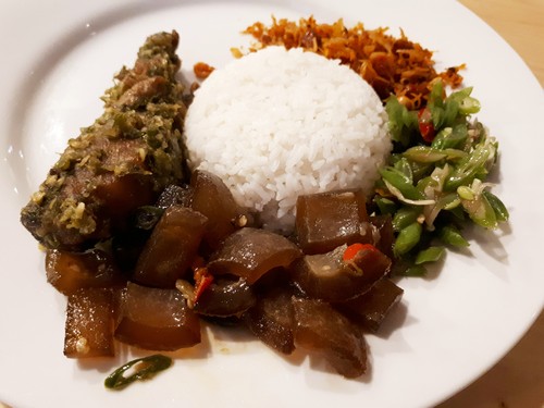 Warung Pickers: Makan Nasi Rames Komplet Plus Es Kopi Susu 