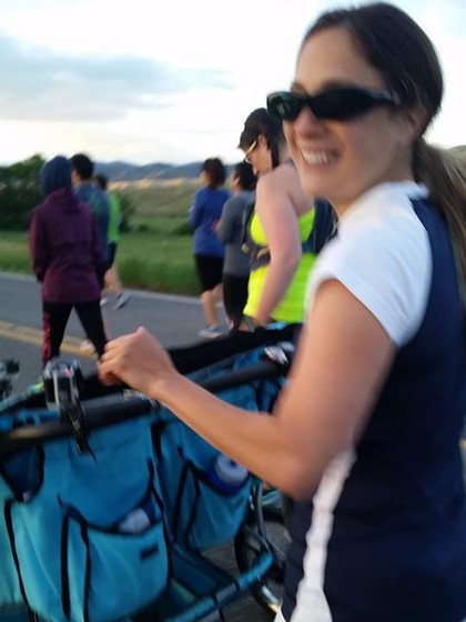 Wow, Ibu Ini Maraton Sambil Mendorong 3 Stroller Berisi Anaknya Sekaligus Wow, Ibu Ini Maraton Sambil Mendorong 3 Stroller Berisi Anaknya Sekaligus