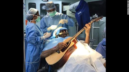 Jalani Operasi Otak Sambil Main Gitar? Orang-orang Ini Pernah Mengalaminya 1 Jalani Operasi Otak Sambil Main Gitar? Orang-orang Ini Pernah Mengalaminya 1