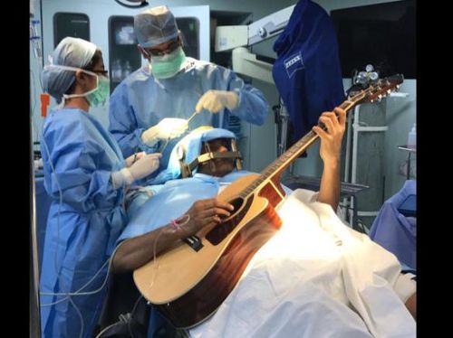 Pria Ini Main Gitar Saat Otaknya Dibedah, Ternyata Ada Maksudnya Pria Ini Main Gitar Saat Otaknya Dibedah, Ternyata Ada Maksudnya