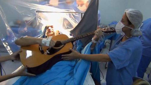 Jalani Operasi Otak Sambil Main Gitar? Orang-orang Ini Pernah Mengalaminya 2 Jalani Operasi Otak Sambil Main Gitar? Orang-orang Ini Pernah Mengalaminya 2