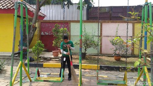 Cerita Para Petugas Panti Sosial Merawat Anak-anak Tunagrahita Cerita Para Petugas Panti Sosial Merawat Anak-anak Tunagrahita